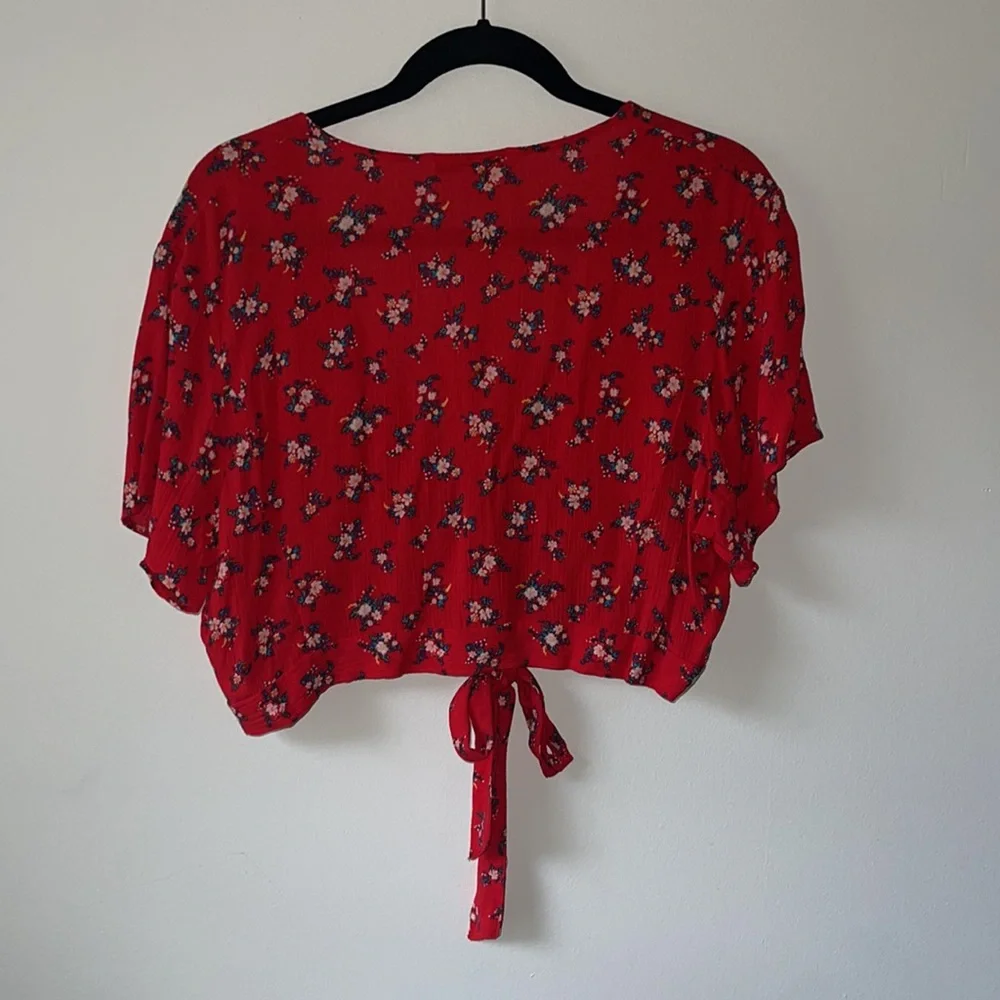 Super cute red crop top - Picture 2 of 2